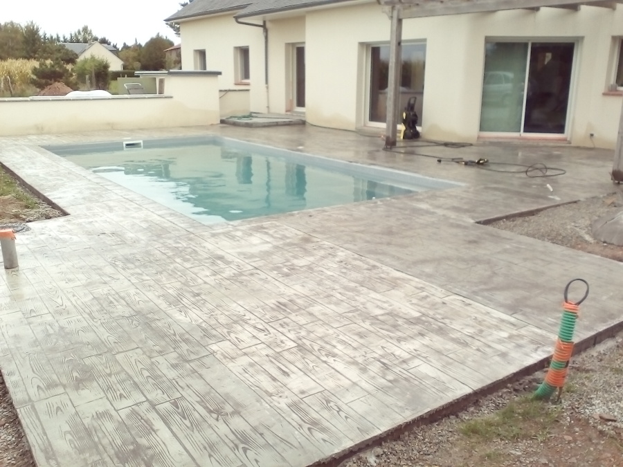 Terraza piscina impresa en madera y cenefa piedra