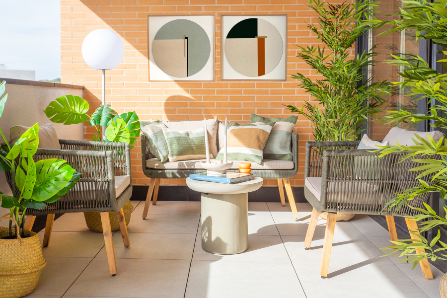 Terraza plantas y cuadros