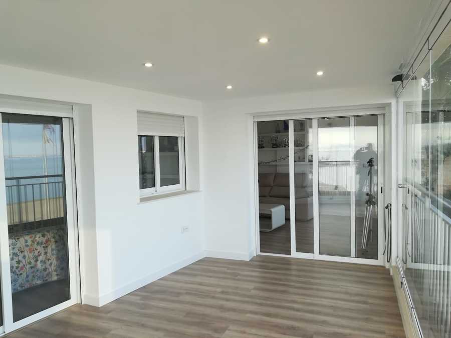 Terraza renovada con tarima flotante y luces LED