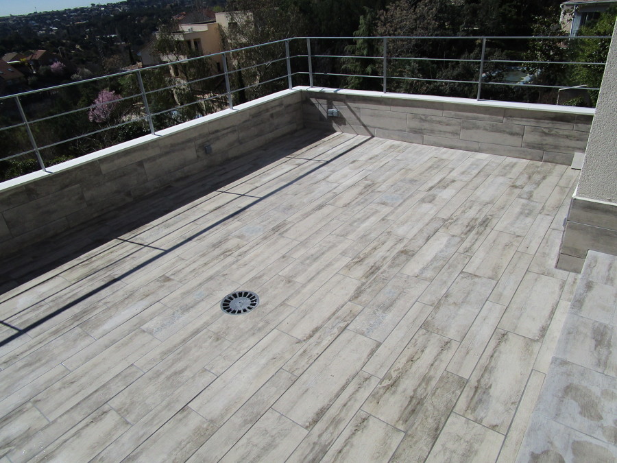 Terraza terminada con barandilla y cubremuros