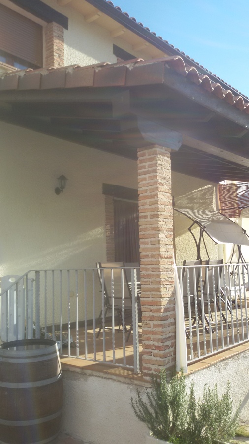 Terraza vigas madera y ladrillo rustico fino