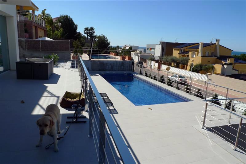 Terraza y piscina