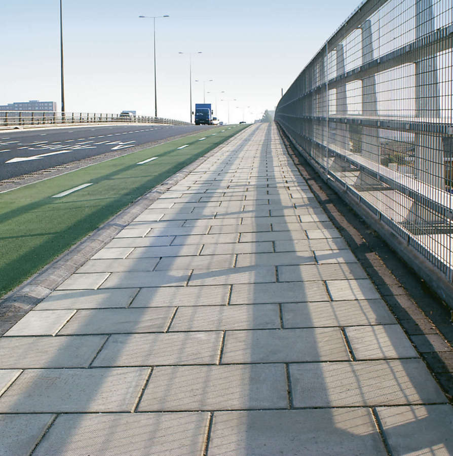 Terrazo en zona peatonal serca de autovía