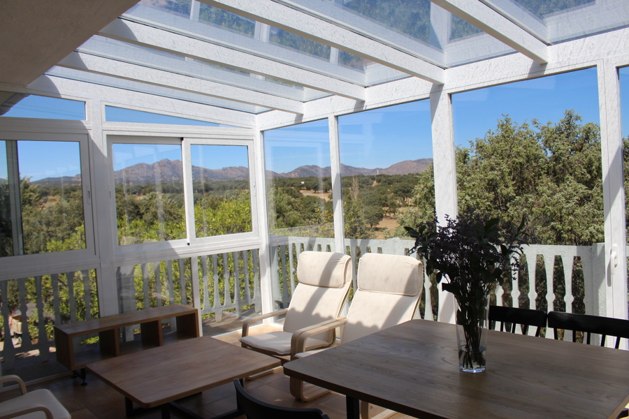 Terreza cubierta vivienda en el campo