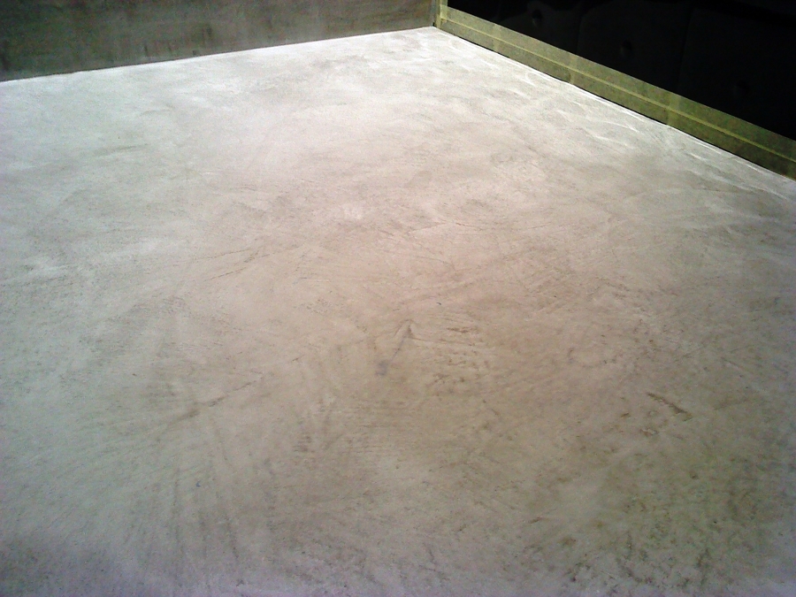 textura del microcemento en el suelo del baño
