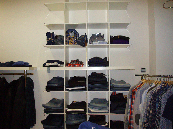 Tienda de ropa estanterias