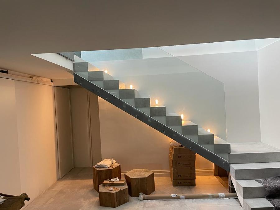 tira led bajo escalera