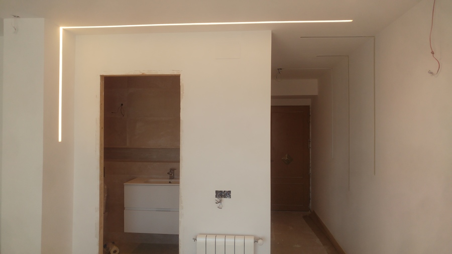 tiras led, baño, pasillo