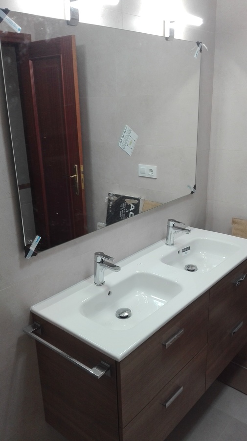 Toallero colgante sobre mueble