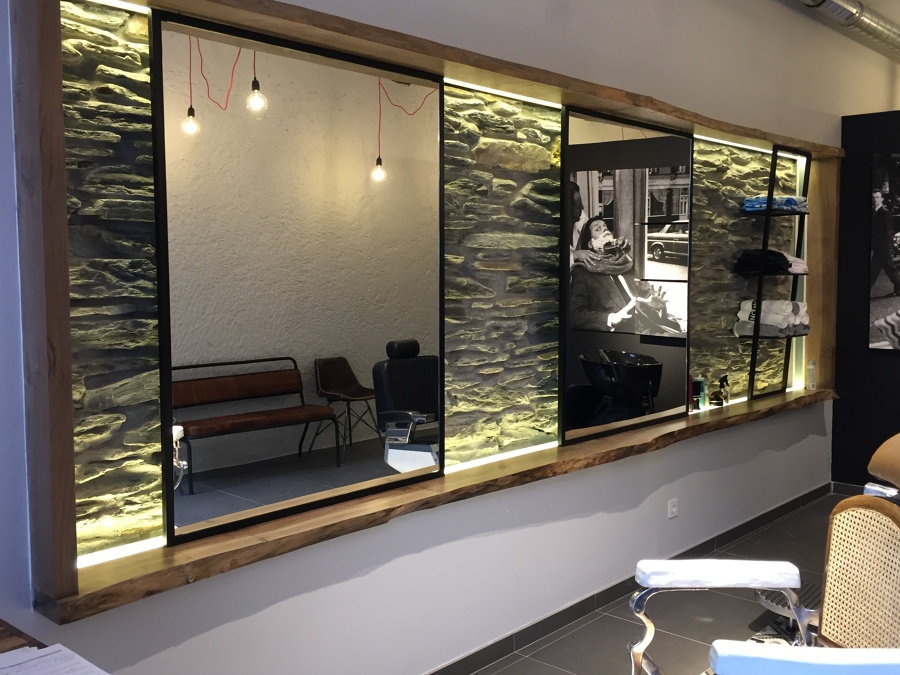 Tocador de la zona de corte , encimera realizada con un tronca de nogal