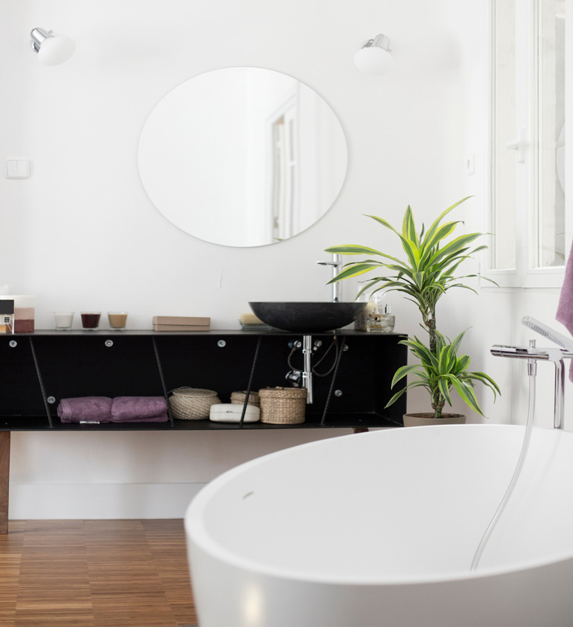 Tocador y bañera exentos en dormitorio de loft