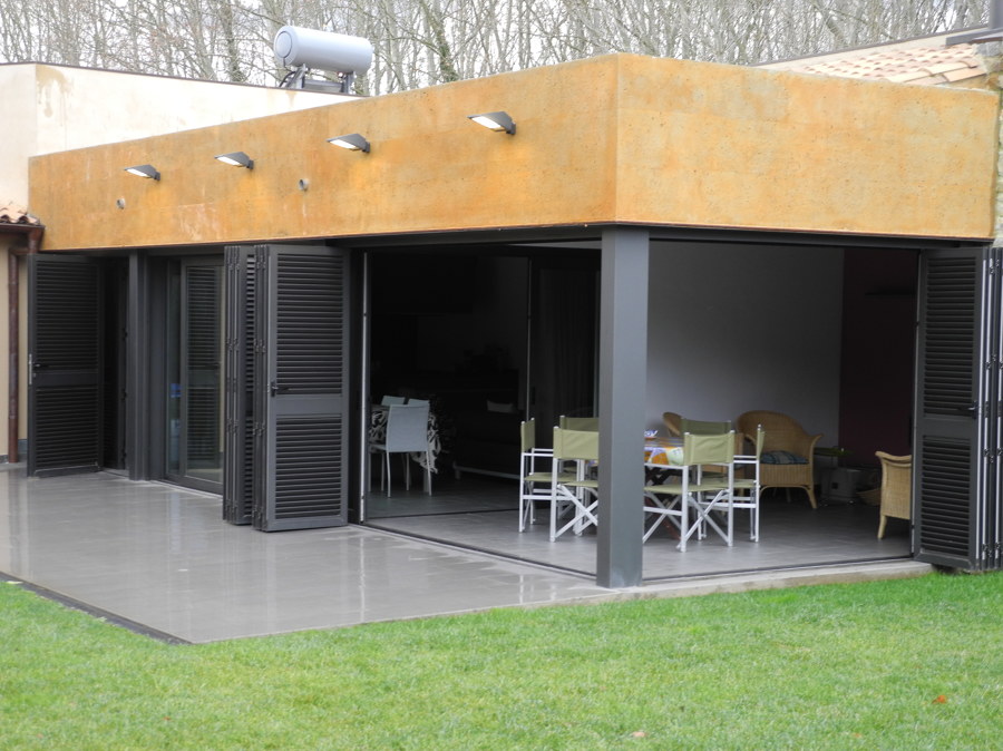 Toda la terraza abierta.