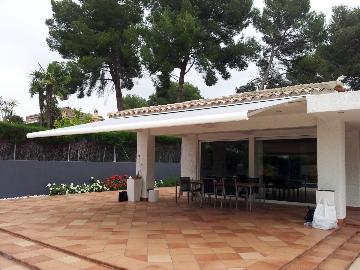 Toldo cofre vivienda unifamiliar