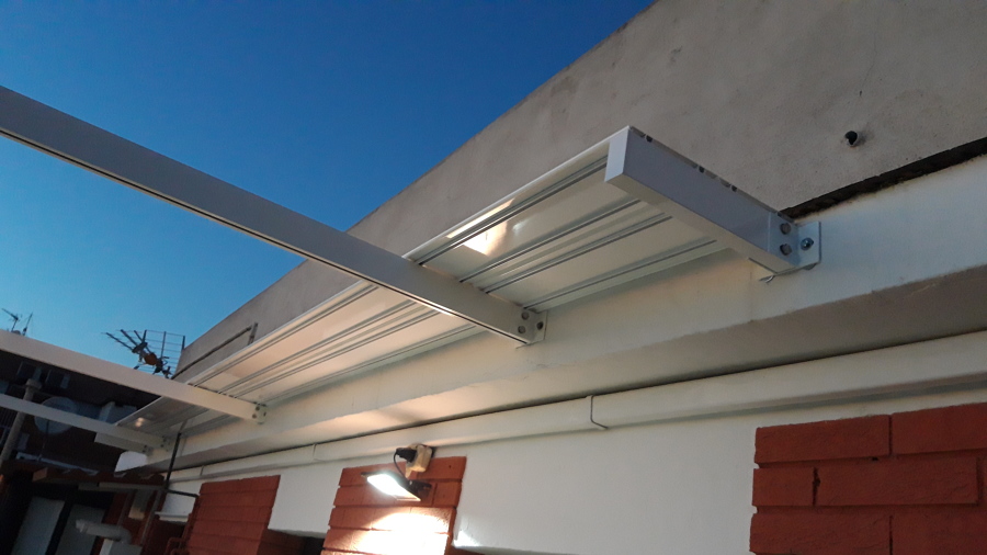 Toldo corredero detaye tejadillo de proteccion