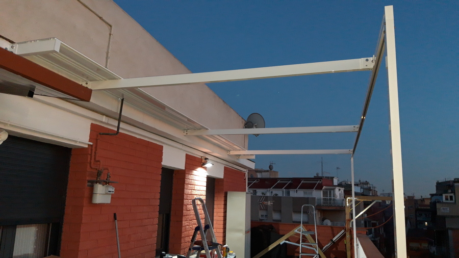 Toldo corredero, estructura instalada