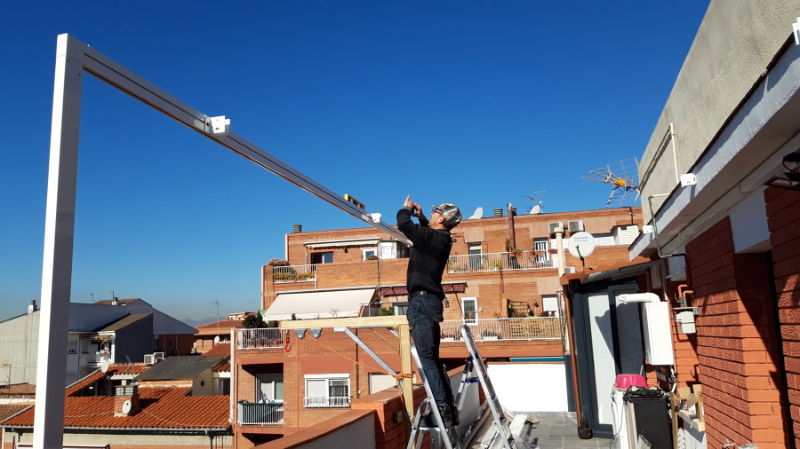 Toldo corredero, instalando porteria
