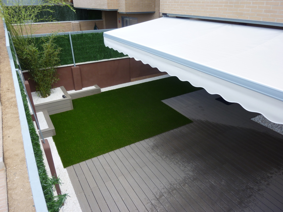 Toldo en proceso de apertura