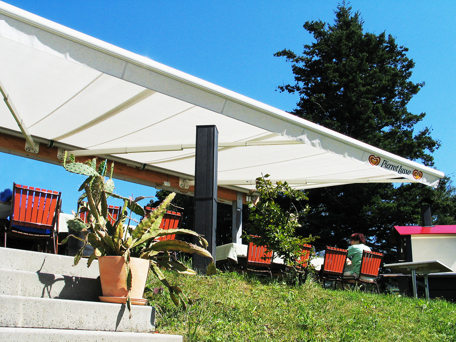 Toldo extensible de brazo telescópico. 