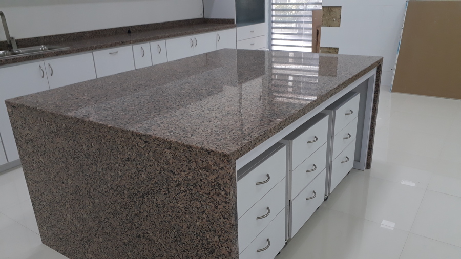 tope de granito con mobiliario en MDF