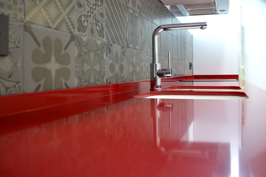 Toques de color en bases grises