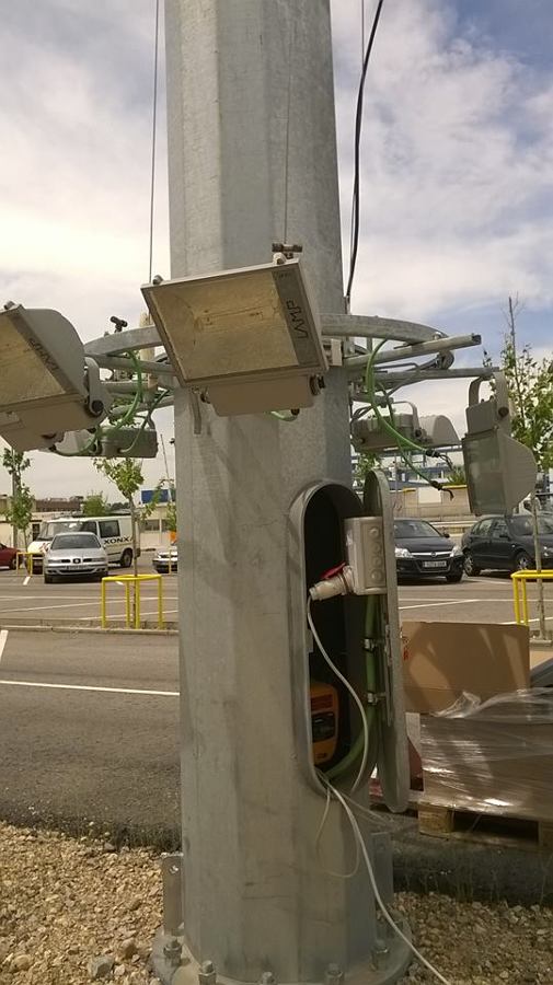 Torre de focos antiguos para sustituir y reciclar