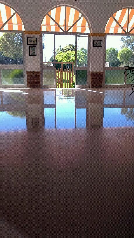 Trabajo sin finalizar. Pulido y cristalizado de suelo de más de 20 años