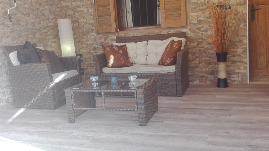 Trabajo terraza con jardín con mobiliario