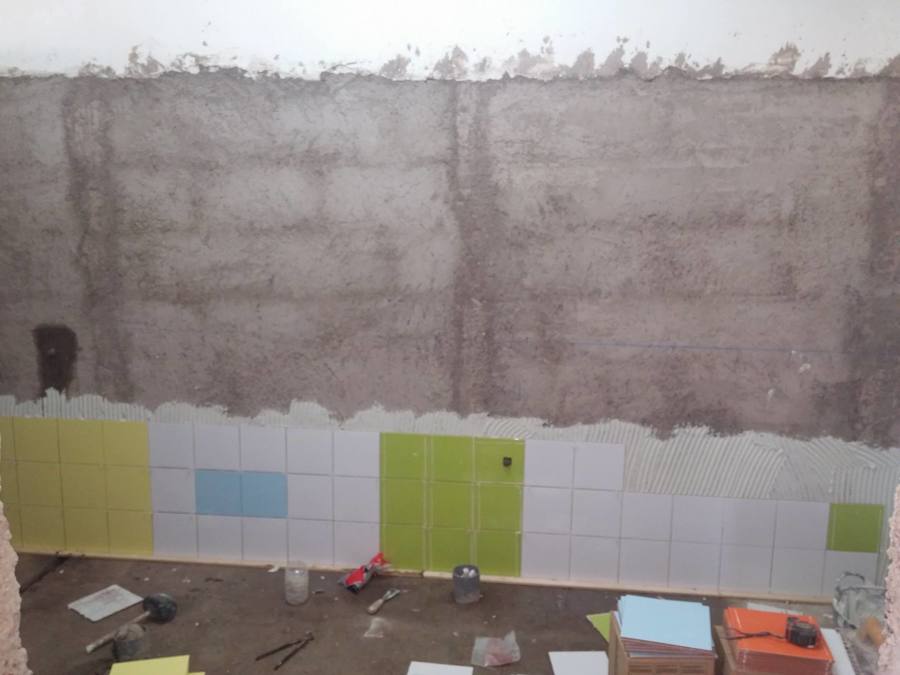 Trabajos de alicatado con azulejos de colores.