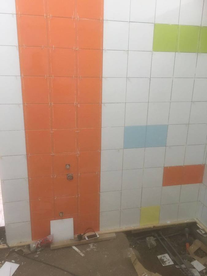 Trabajos de alicatado con azulejos de colores.