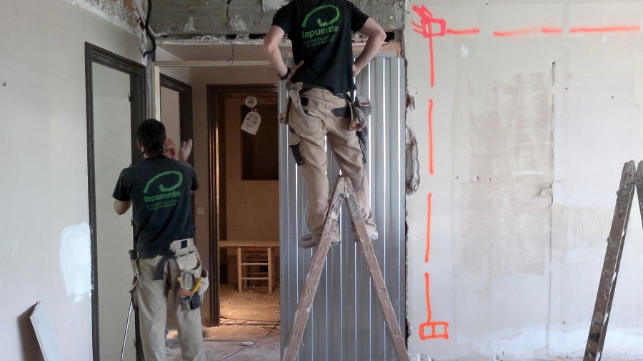 Trabajos de pladur. Puerta corredera.