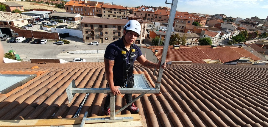 TRABAJOS VERTICALES INSTALACION DE MENSULAS