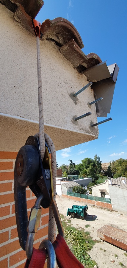 TRABAJOS VERTICALES INSTALACION DE MENSULAS