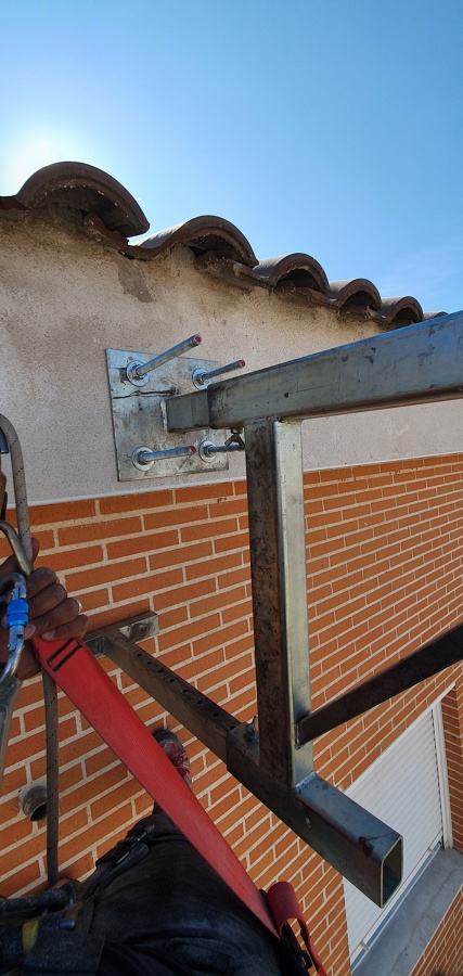 TRABAJOS VERTICALES INSTALACION DE MENSULAS