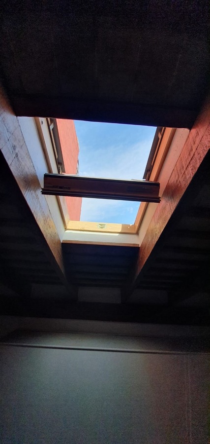 Tragaluz en dormitorio principal