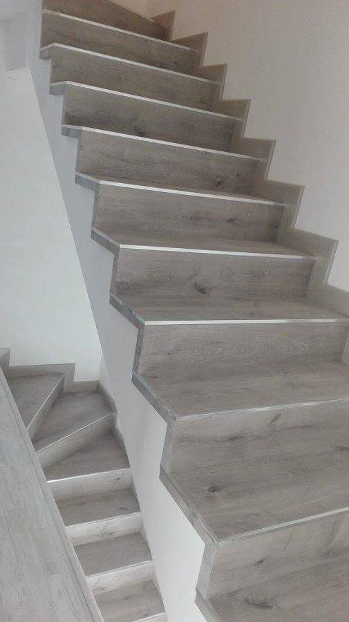 Tramos de peldaños y hojas de pañuelo