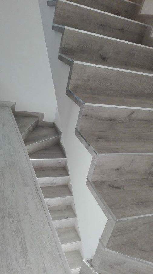 Tramos de peldaños y hojas de pañuelo