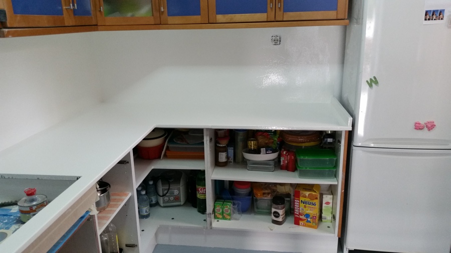 Transformación de encimera de granito. Pintada en color blanco con resina de epoxi  