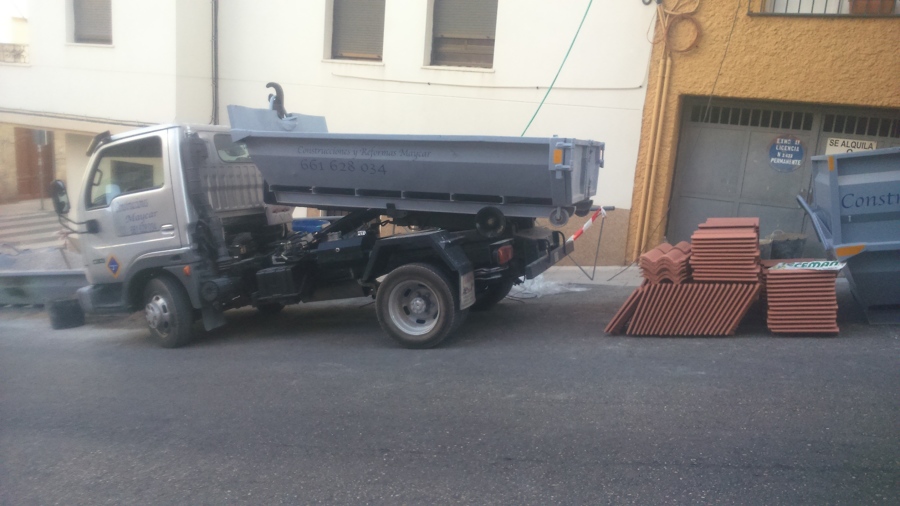 Transporte de material a obra por cuenta de la empresa.