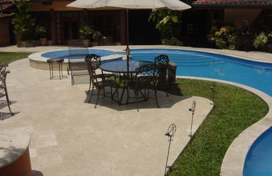  EXTERIOR EN TRAVERTINO ÁGATA.