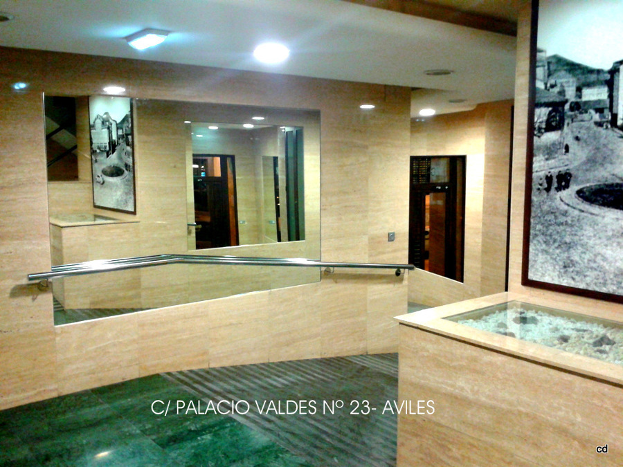 Travertino con verde bosque