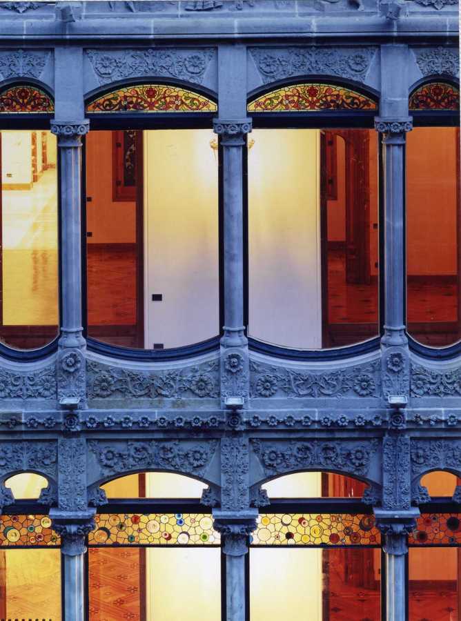 Tribuna de la fachada principal