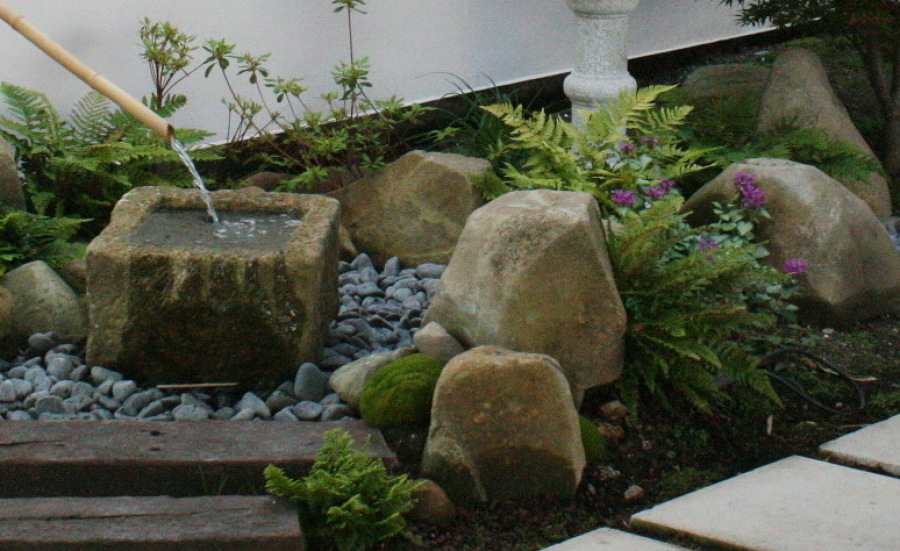 Tsukubai de la entrada - fuente japonesa