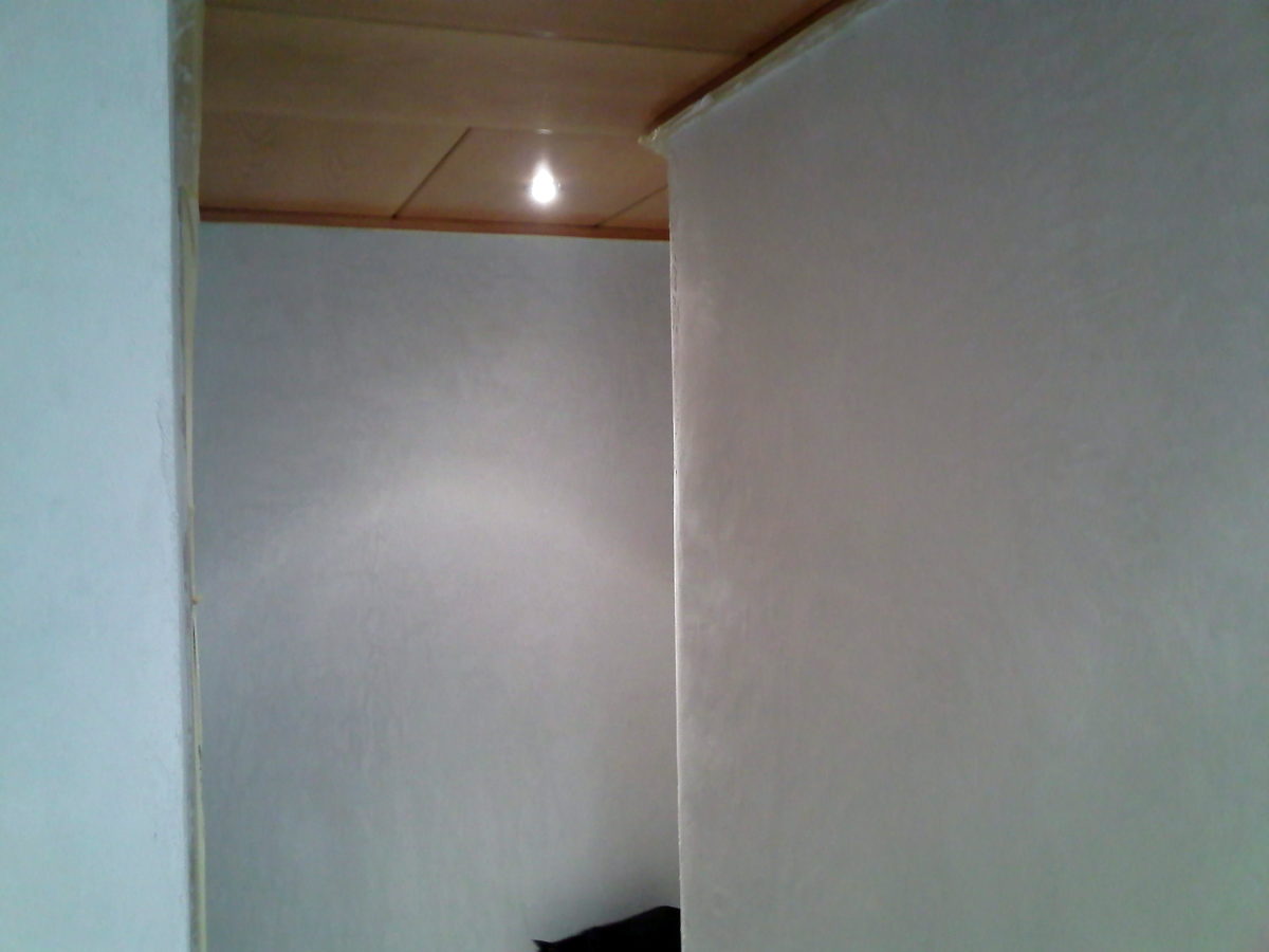Paredes del pasillo ya sin gotelé, preparadas para pintar