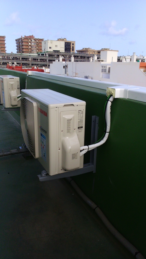 Tubería protegida con canaleta y poliuretanao