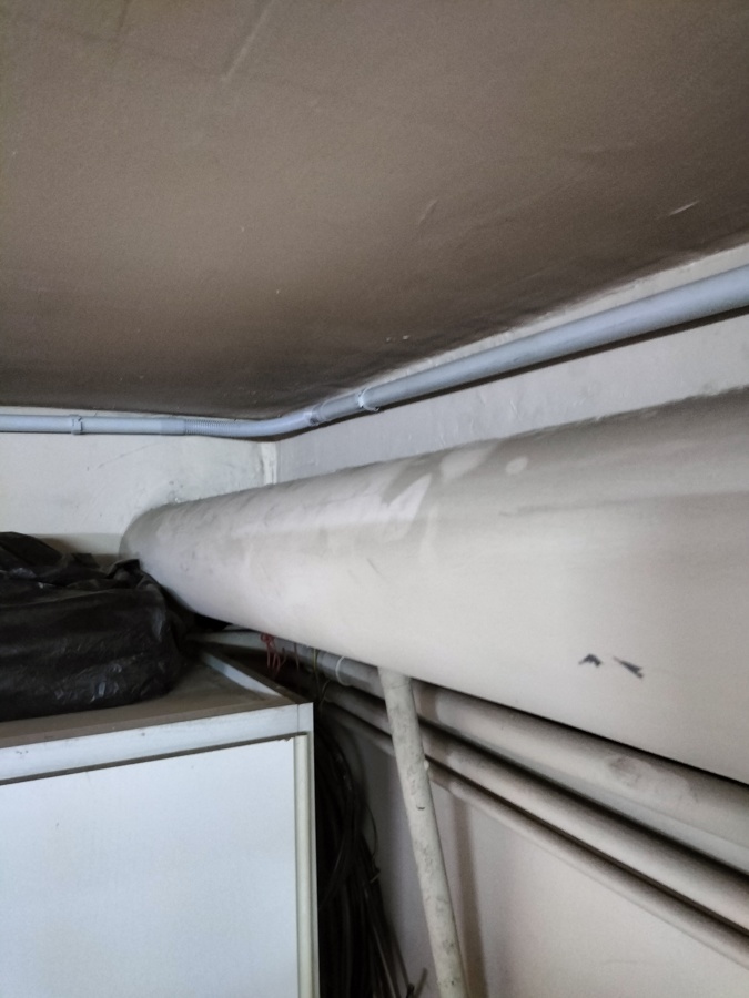 Tubería superficial discretamente instalada en el parking