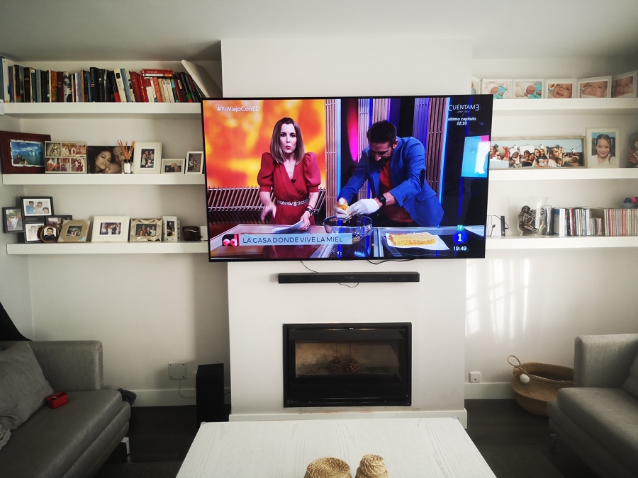Tv y barra de sonido instalada en pared