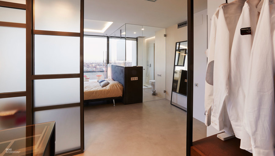 Un ático con estilo, habitación principal y vestidor.