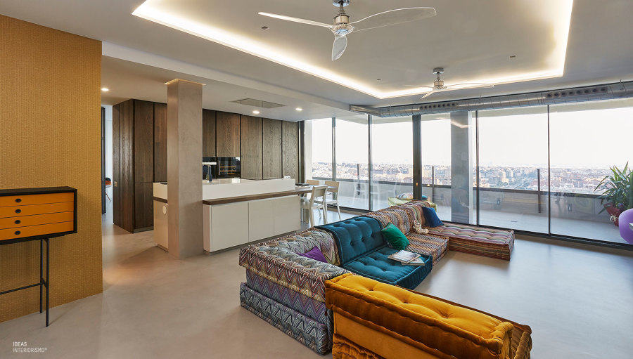 Un ático con estilo, zona salón y cocina.