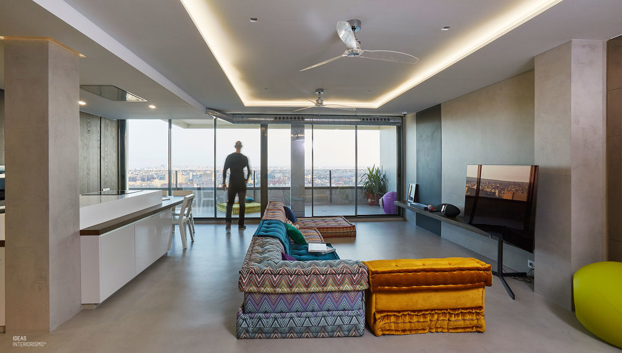 Un ático con estilo, zona salón y terraza.