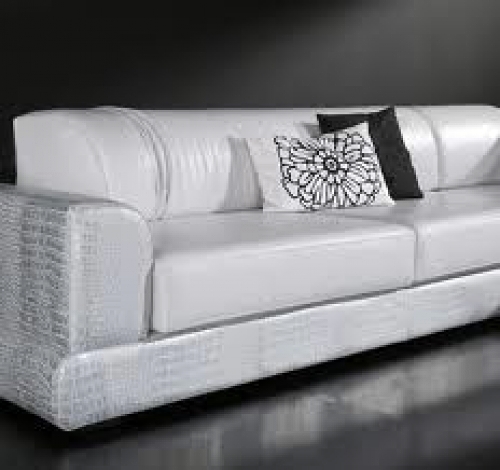 Un bonito reto tapizado de sofa en charol blanco